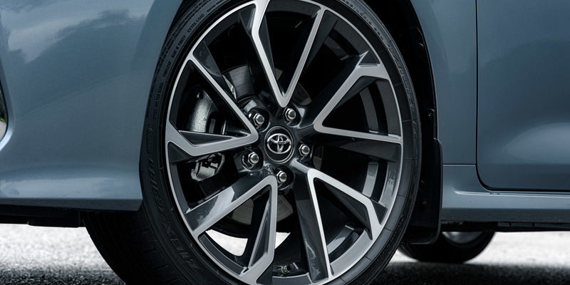 Pneu sur jantes d'une corolla toyota grise