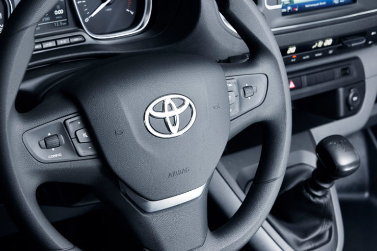 volant d'une voiture proace toyota