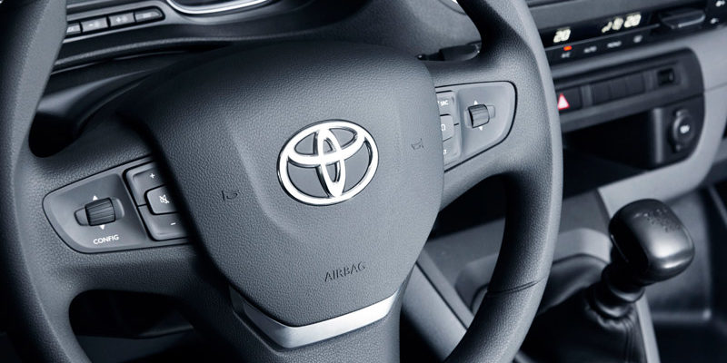 proace-van-medium-22 volant d'une voiture proace toyota