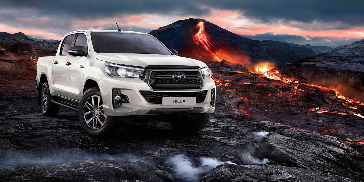 4X4 Toyota Hilux devant un volcan en éruption