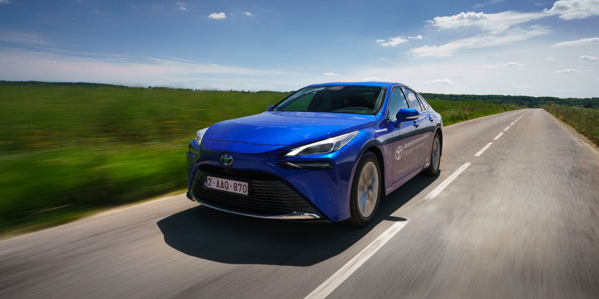 500_toyotarecord-046-3 Toyota Record bleue électrique qui roule sur une route de campagne