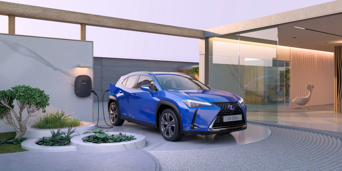 Lexus électrique bleue qui recharge devant une maison au style moderne