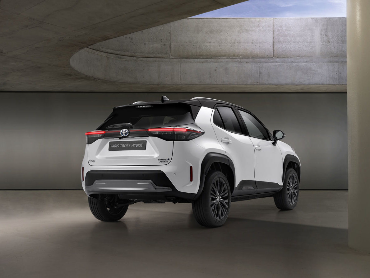 Toyota Yaris Cross Adventure blanche dans un décors de béton