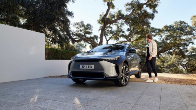 Voiture électrique grise Toyota BZ4X