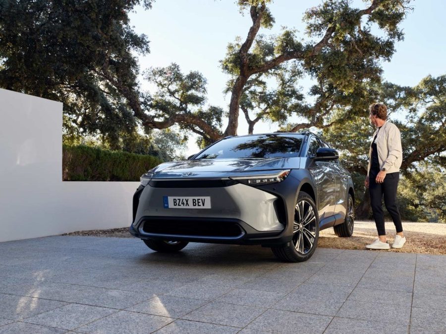 Voiture électrique grise Toyota BZ4X