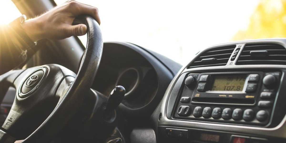 Volant et radio et d'une vieille voiture Toyota