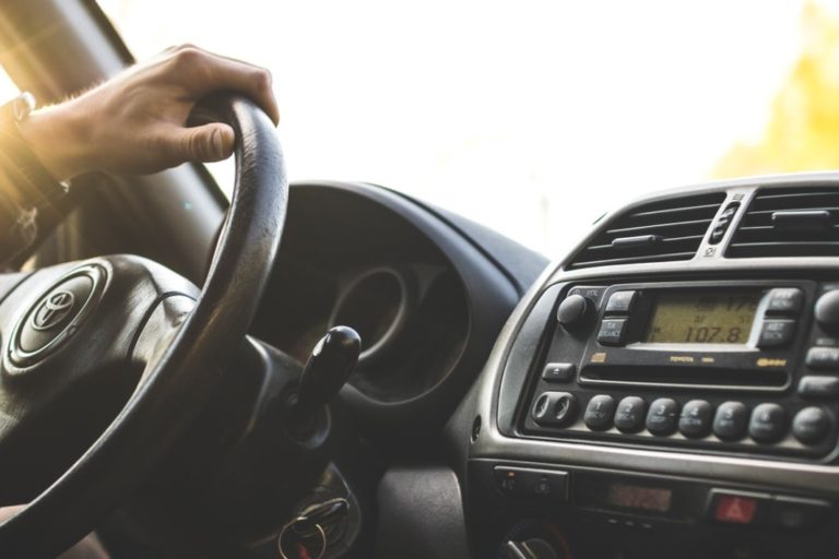 Volant et radio et d'une vieille voiture Toyota