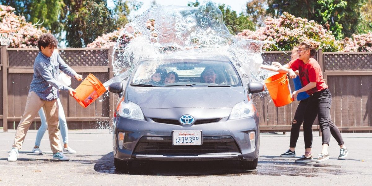 GEGO-lavage-voiture-toyota Enfants qui jettent des seaux d'eau sur une voiture toyota gégo pour la laver