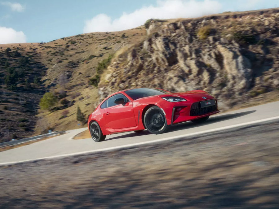 Voiture de sport Toyota GR86 rouge sur une route de montagne
