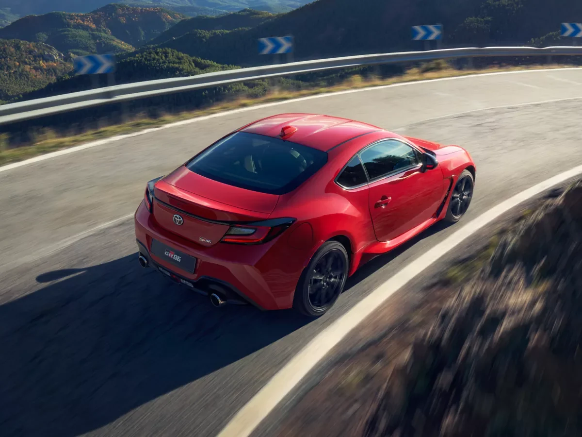 Essai voiture d'une toyota GR86 rouge sur une route de montagne