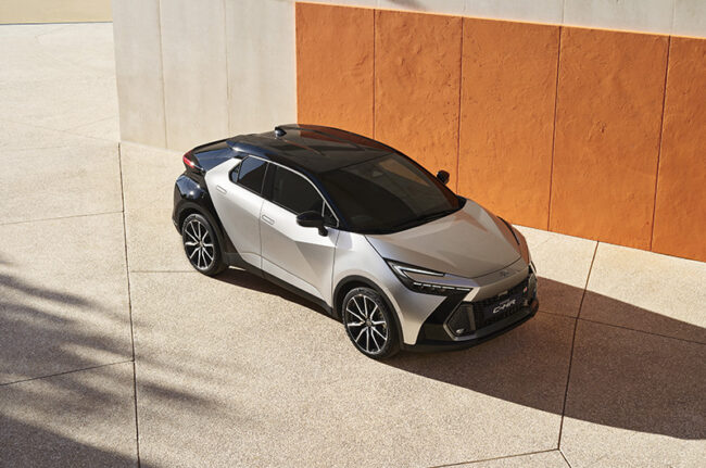 Modèle Toyota C-HR gris en ville