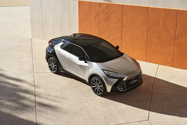 Modèle Toyota C-HR gris en ville