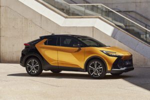 2023-toyota-chr-gallerie-12 Voiture Toyota C-HR en ville couleur orangée