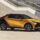 Voiture Toyota C-HR en ville couleur orangée