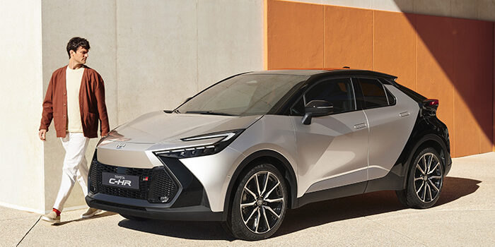 Nouveau Toyota C-HR gris et noir avec homme marchant à côté