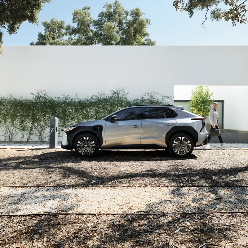 Voiture électrique bZ4X qui charge sur une borne de recharge