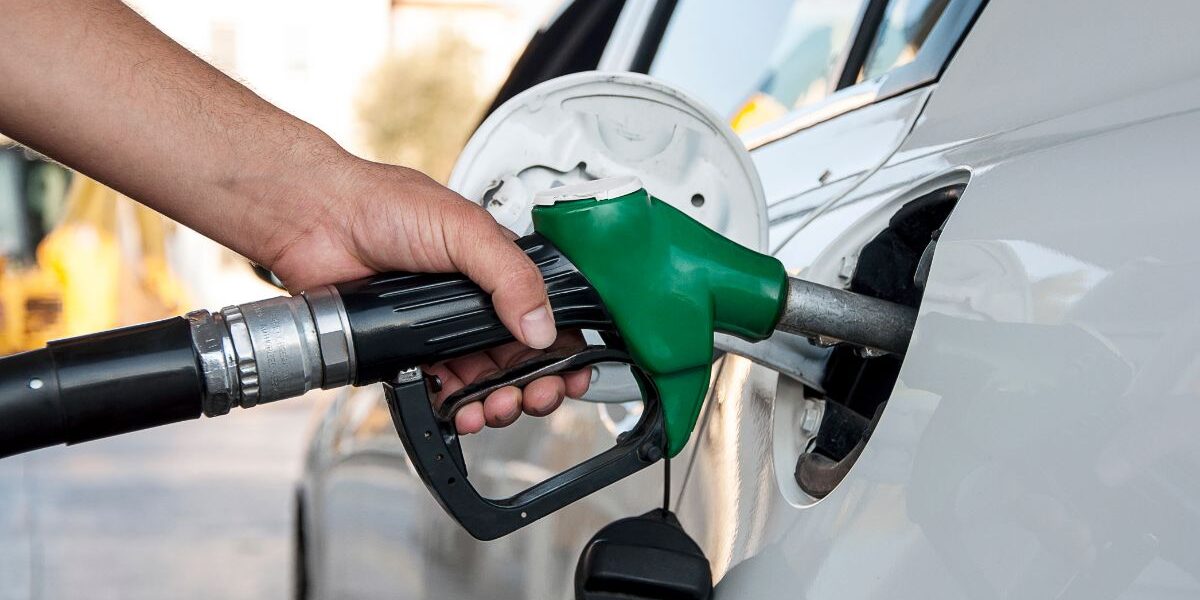 Personne qui fait le plein de sa voiture avec de l'essence