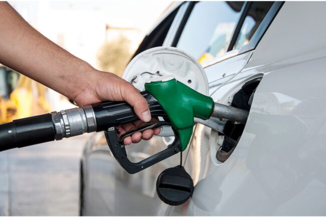 Personne qui fait le plein de sa voiture avec de l'essence
