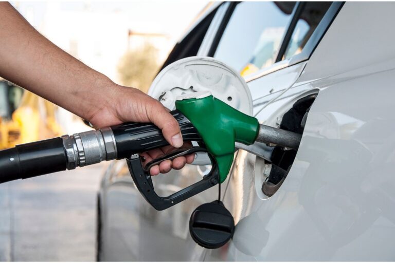 Personne qui fait le plein de sa voiture avec de l'essence